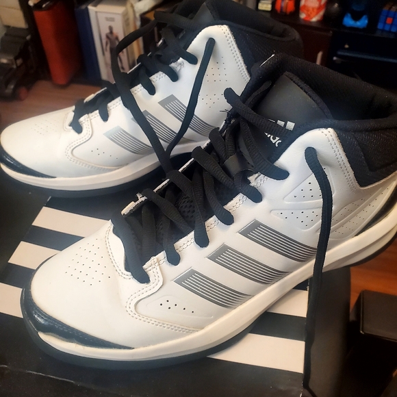 Adidas isolation basketball shoe size 9 - Picture 3 of 7
